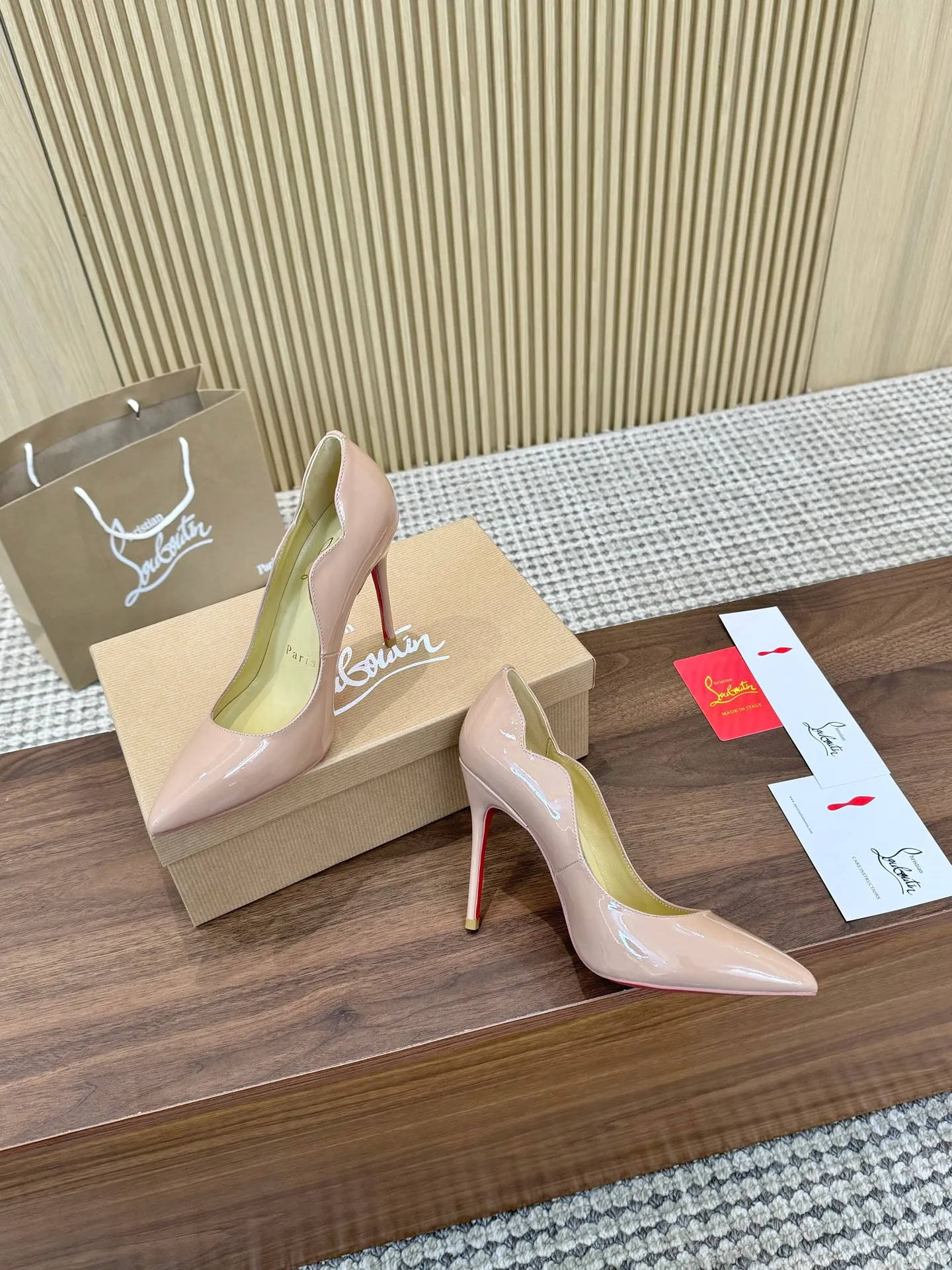 👟👟Ex-factory price 440 👟👟 Genuine leather sole +40 shipped all year round 💝Christian Louboutin CL👠 "Imported cow patent leather💎 series" noble and luxurious, real blingbling👟👟 real materials, all customized by the pattern maker, and the materials are made of original customized materials, achieving the taste of the original 5 color options💍 Upper: imported 👉cow patent leather💪 lining: sheepskin foot pad/lining code number: 34-40.41.42 heel height: two options: 10.5cm and 8.5cm
